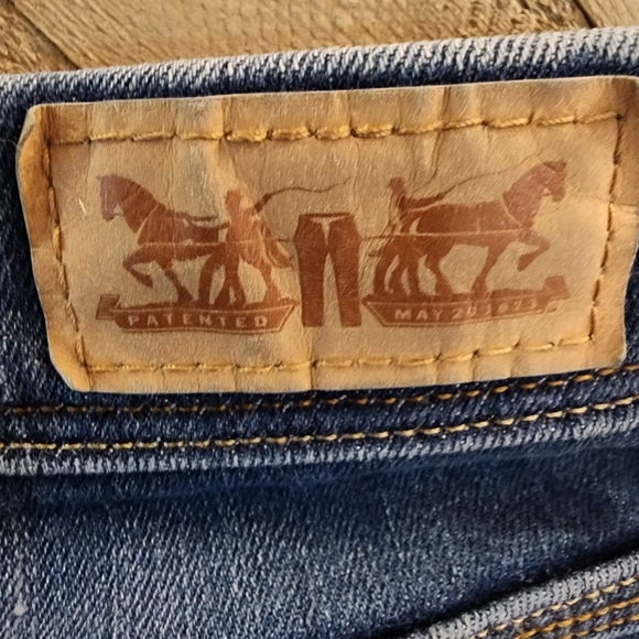 Women's Levi's Blue Denim Shorts. NWOT - Picture 2 of 5